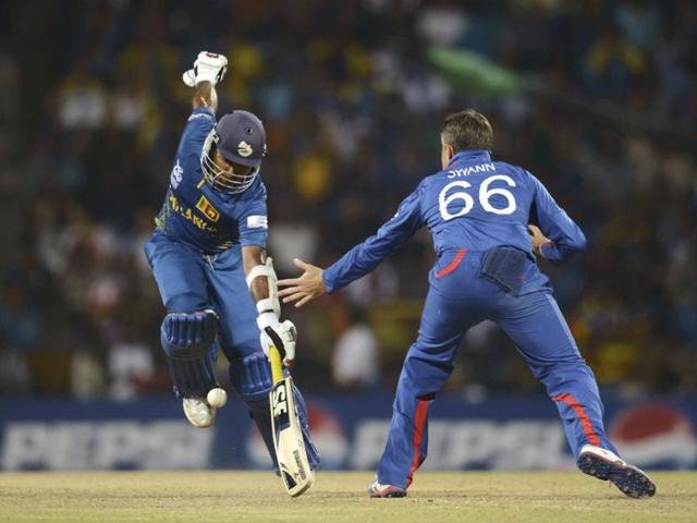 England Graeme Swann misses the ball as Sri Lanka's Mahela Jayawardene strives to make his ground during the Twenty20 World Cup Super 8 cricket match in Pallekele. REUTERS/Philip Brown