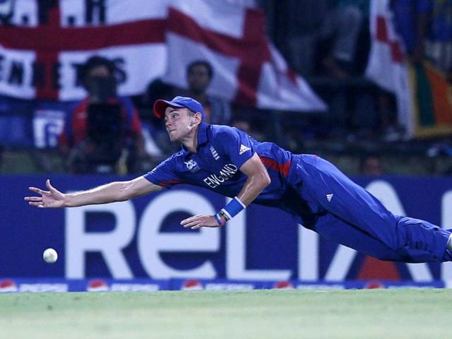 Stuart Broad dives as he attempts to take a catch during their Twenty20 World Cup Super 8 cricket match against Sri Lanka in Pallekele. REUTERS/Dinuka Liyanawatte