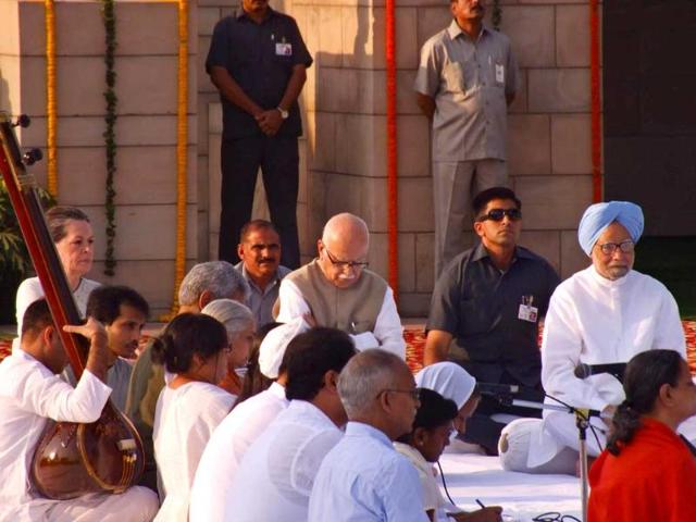 UPA chairperson Sonia Gandhi, NDA chairman LK Advani and Prime Minister Manmohan Singh attending a prayer meeting after paying tribute to father of the nation Mahatma Gandhi on his birth anniversary at Rajghat in New Delhi. UNI