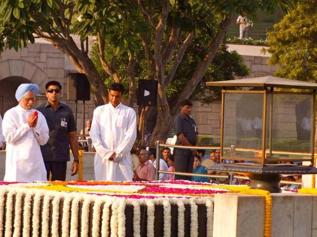 Prime Minister Manmohan Singh paying floral tribute to father of the nation Mahatma Gandhi at Rajghat on his birth anniversary in New Delhi. UNI