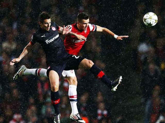 Arsenal's Carl Jenkinson challenges Olympiakos Piraeus' Leandro Greco during their Champions League Group B soccer match at the Emirates Stadium in London. Reuters/ UNI