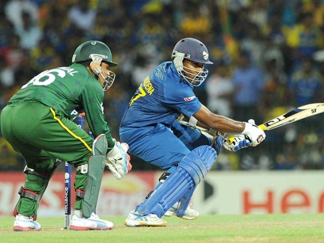 Sri Lankan cricket captain Mahela Jayawardene (R) plays a shot as Pakistan wicketkeeper Kamran Akmal looks on during the ICC Twenty20 Cricket World Cup semi-final match between Sri Lanka and Pakistan at the R Premadasa International Cricket Stadium in Colombo. AFP Photo/Ishara S Kodikara