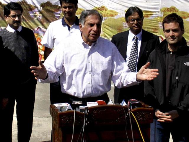 Industrialist Ratan Tata speaks to the media after interaction with students at Kashmir University in Srinagar. AICC general secretary Rahul Gandhi (R), Kumar Mangalam Birla and Deepak Parekh (L) are also seen. HT photo/Waseem Andrabi