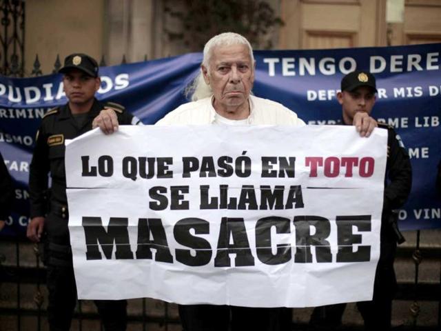 A man holds a sign outside the Casa Presidencial, or Presidential House, during a demonstration in Guatemala City.(Reuters/Jorge Dan Lopez)