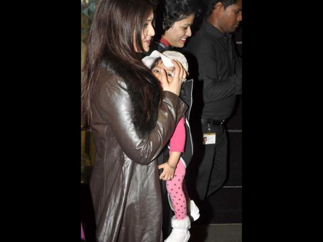 Aaradhya's face clearly visible despite mommy's attempts. (Photos: Viral Bhayani)