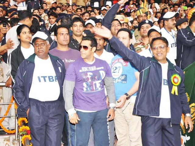 Salman Khan along with Ranjit Sinha, DG ITBP during the ITBP run. (UNI)