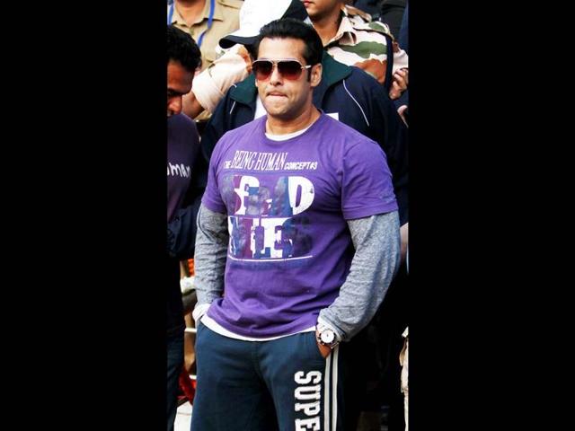 Khan, dressed in a T-shirt and track pants, asked the participants of the 'Run for the Nation' to not only run for the prosperity of the country but also for spreading the message of doing away social evils like corruption.