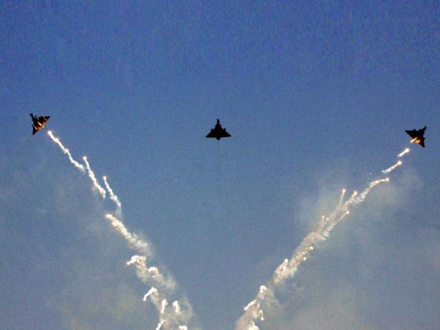 IAF's Mirage planes present an air show during the Air Force Day celebrations at Hindon. HT/Sonu Mehta