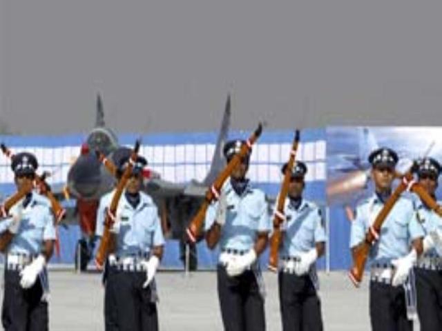 IAF drill team member displays rifle handling skills during Air Force Day celebrations in Hindon. HT/Sonu Mehta