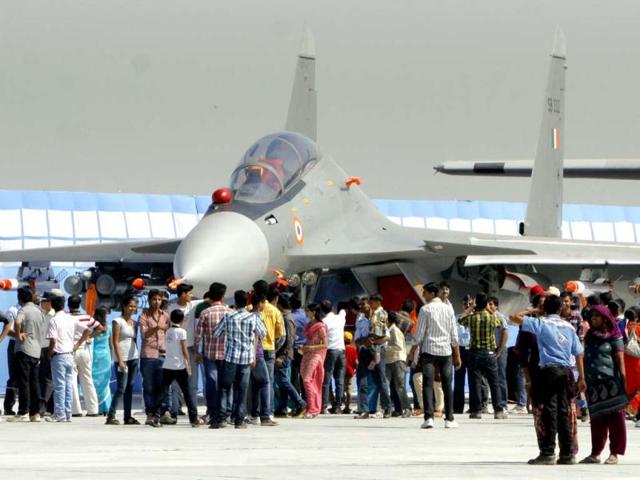 Visitors surround the IAF aircraft during the Air Force Day celebrations at Hindon. HT/Sonu Mehta