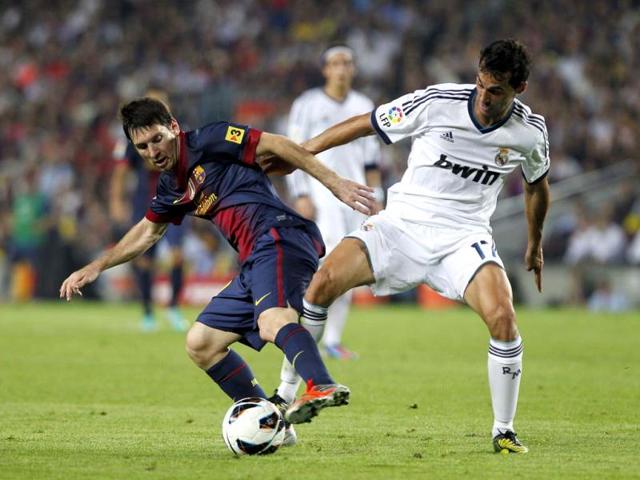 Argentine-forward-Lionel-Messi-runs-for-the-ball-during-their-2011-Copa-America-quarter-final-football-match-held-at-the-Cementerio-de-Elefantes-stadium-in-Santa-Fe-476-Km-north-of-Buenos-Aires