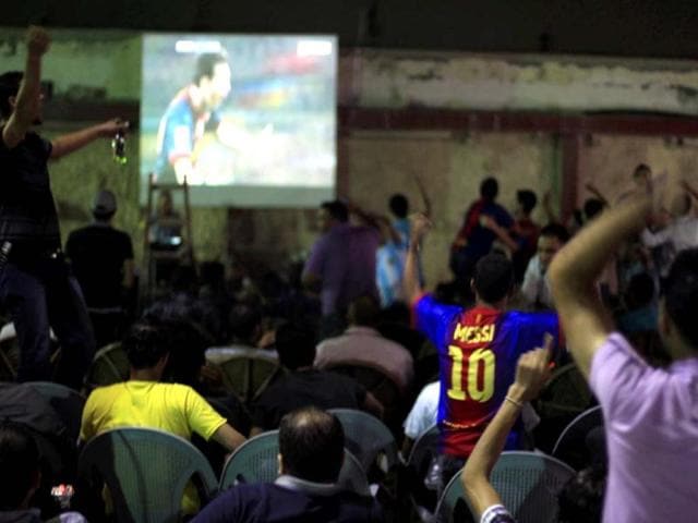 Palestinian youths watch the Spanish La Liga soccer match between Barcelona and Real Madrid at the Omda Cafe on Gaza City's seafront. Palestinians in Gaza packed into coffee shops to watch Barcelona play Real Madrid despite a call to boycott the game because an Israeli soldier was invited to attend. (AFP Photo)