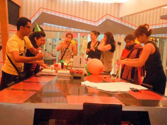 Housemates decorating the house for Niketan's birthday surprise. All Bigg Boss gather together for the 'bigg' party and cake.