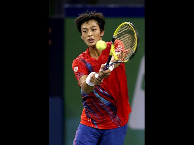 Lu Yen-Hsun of Taiwan returns a shot to Roger Federer of Switzerland during their second round match of the Shanghai Masters tennis tournament at Qizhong Forest Sports City Tennis Center in Shanghai, China. AP/Kin Cheung