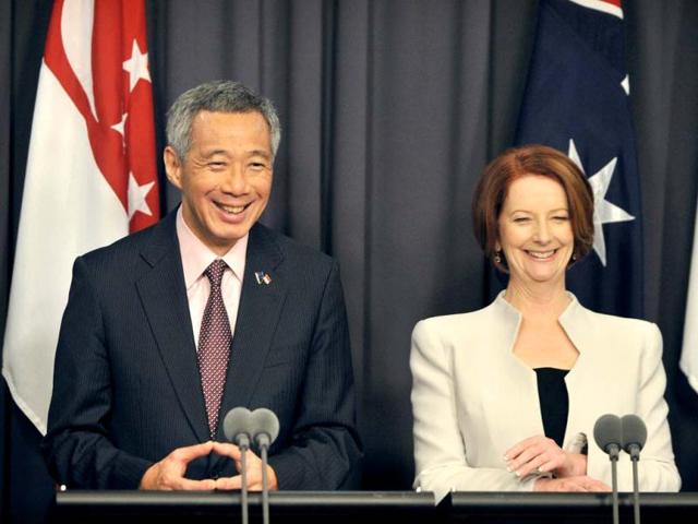 Singapore Prime Minister Lee Hsien Loong (L) speaks during a press conference with Australian Prime Minister Julia Gillard (R) during a visit to Parliament House in Canberra. AFP photo