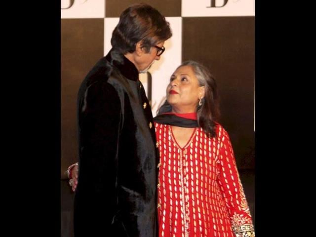 Aww! Amitabh Bachchan and Jaya Bachchan look super cute as they look into each other's eyes.