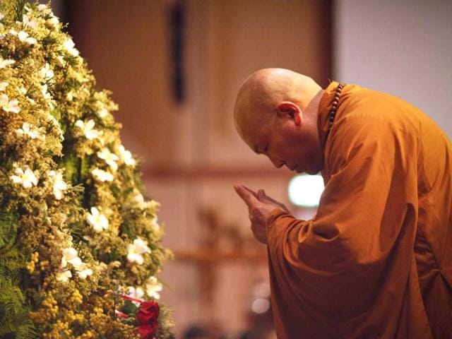 Buddhist leader Thich Qusng Ba prays at the wreath commemorating victims of the 2002 Bali bombings during a ceremony at Parliament House in Canberra. AFP photo