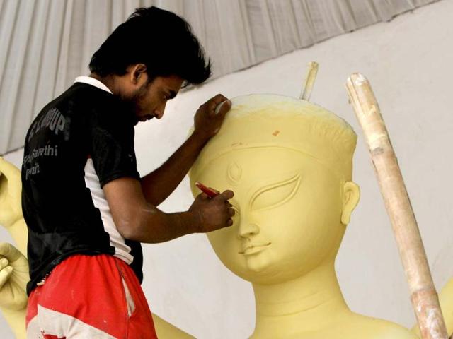 An artist making an idol of goddess Durga in Mayur Vihar phase II, New Delhi. HT photo/Arijit Sen