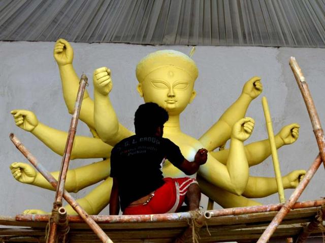 An artist paints idol of goddess Durga in Mayur Vihar phase II, New Delhi. HT photo/Arijit Sen