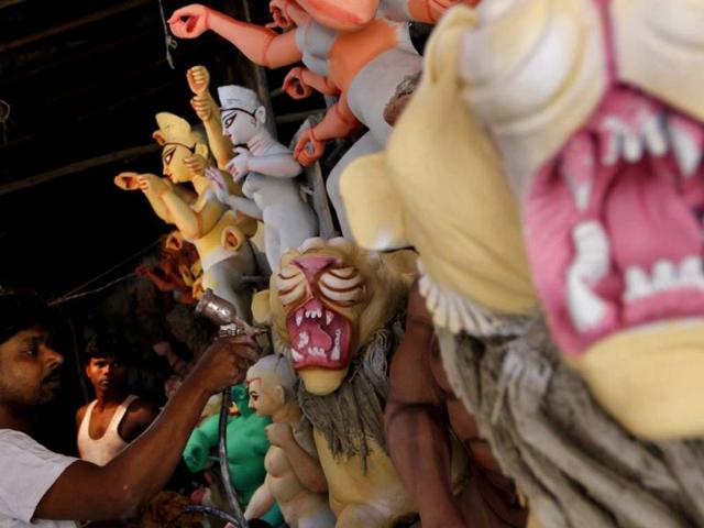 An artist paints idols for the Durga puja festival in Chittaranjan Park in New Delhi. HT photo/Arijit Sen