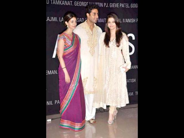 Shweta Nanda, Abhishek Bachchan and Aishwarya Rai Bachchan pose together during the event.
