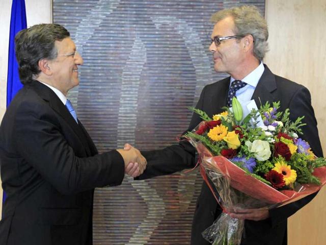 European Commission president Jose Manuel Barroso receives flowers from Atle Leikvoll, Norway's Ambassador to the European Union, at the EC headquarters in Brussels after the European Union won the Nobel Peace Prize. Reuters/Yves Herman