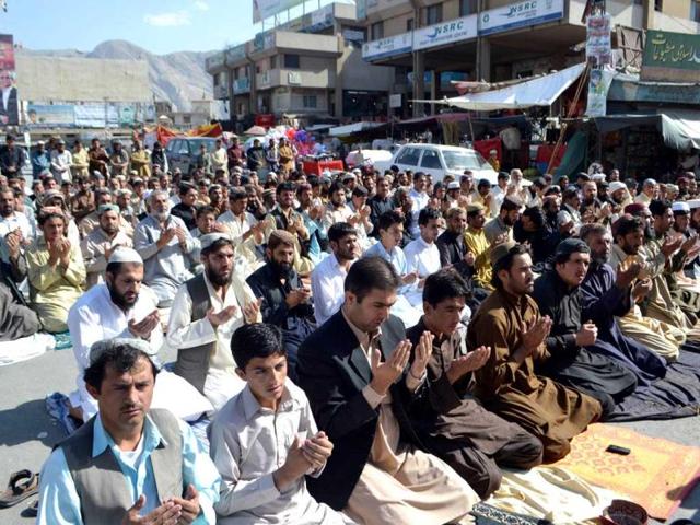Pakistani Muslims pray for the early recovery of child activist Malala Yousafzai, who was shot in the head in a Taliban assassination attempt in Quetta. AFP Photo/Banaras Khan