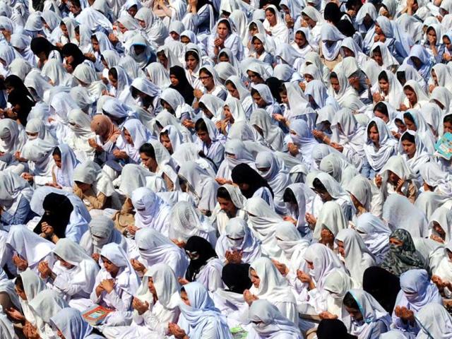 Pakistani students pray for the early recovery of child activist Malala Yousafzai, who was shot in the head in a Taliban assassination attempt, in Peshawar. AFP Photo/A.Majeed