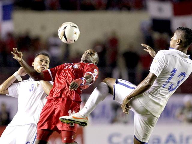 Panama's Armando Cooper (C) battles for the ball under the pressure of Honduras' Carlos Costly (R) and Arnold Peralta during their 2014 World Cup qualifying soccer match in at the Rommel Fernandez stadium in Panama City. Reuters photo