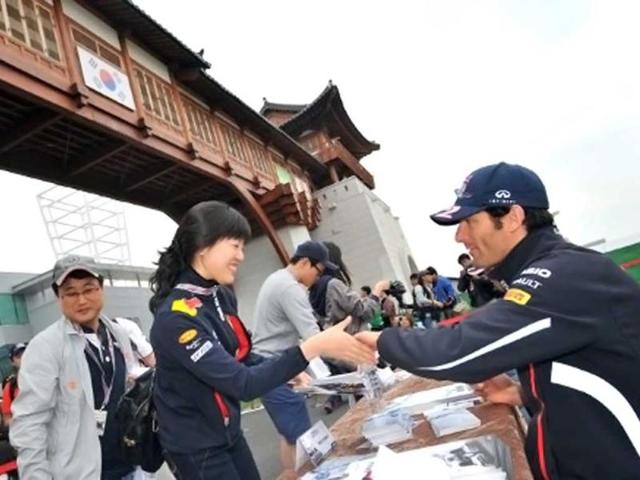 Red Bull-Renault driver Mark Webber of Australia signs autographs during an autograph session for the Formula One Korean Grand Prix in Yeongam. AFP / Jung Yeon-Je