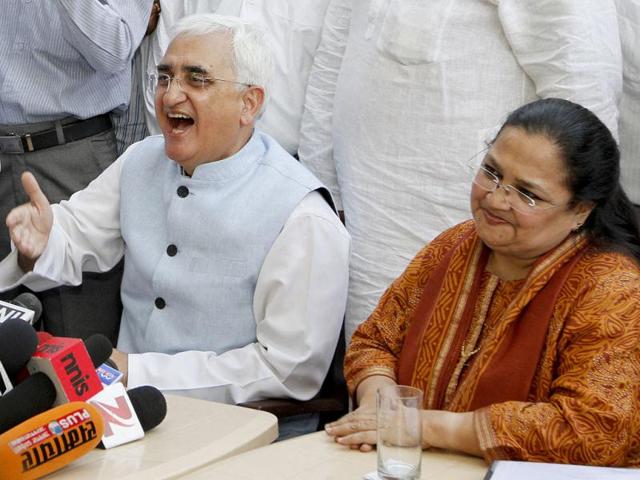 Union minister for law and justice Salman Khurshid laughs off questions, while his wife Louise Khurshid smiles at a press conference in New Delhi. Khurshid produced pictures and documents to defend himself against the allegations of financial irregularities levelled against his NGO. HT Photo/Arvind Yadav