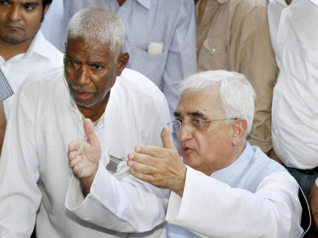 Union minister for Law and justice Salman Khurshid produces one of the beneficiaries Rangi Mistry (L) at a press conference in New Delhi. Khurshid produced pictures and documents to defend himself against the allegations of financial irregularities levelled against his NGO. HT Photo/Arvind Yadav
