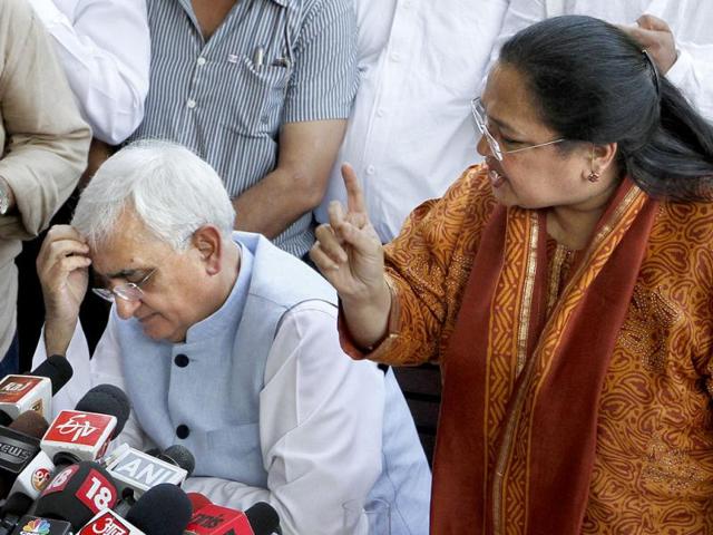 Union minister for Law and justice Salman Khurshid and his wife Louise Khurshid at a press conference in New Delhi. Khurshid produced pictures and documents to defend himself against the allegations of financial irregularities levelled against his NGO. HT Photo/Arvind Yadav