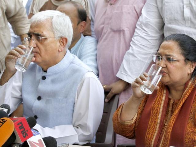 Union minister for law and justice Salman Khurshid and his wife Louise Khurshid at a press conference in New Delhi. Khurshid produced pictures and documents to defend himself against the allegations of financial irregularities levelled against his NGO. HT Photo/Arvind Yadav