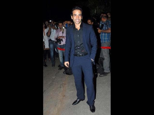 Tusshar-Kapoor-waved-to-fans-and-media-as-he-arrived-at-Ritu-Nanda-s-new-year-party