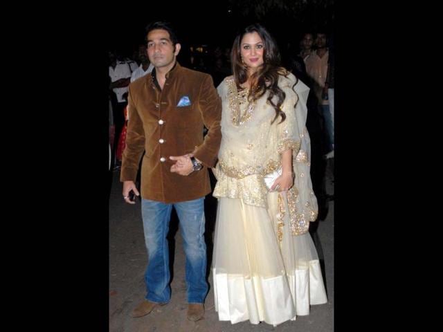 Heavily pregnant Amrita Arora posed with husband Shakeel Ladak. (Photo credit: Prodip Guha)
