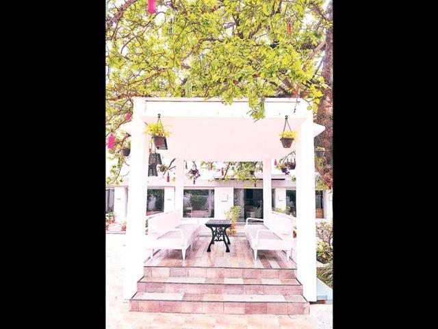 The porch, built as a relaxation area, is surrounded by greenery.