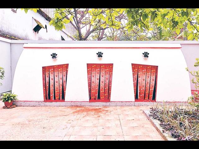 Since the actor will visit during the weekends with his dogs, a special kennel has been build for the pets.