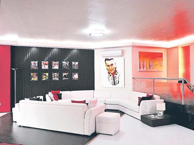 The spacious living room has white couches and posters of Salman on its walls. "There is one huge picture where I look like Baba Sehgal," commented Salman on the house.