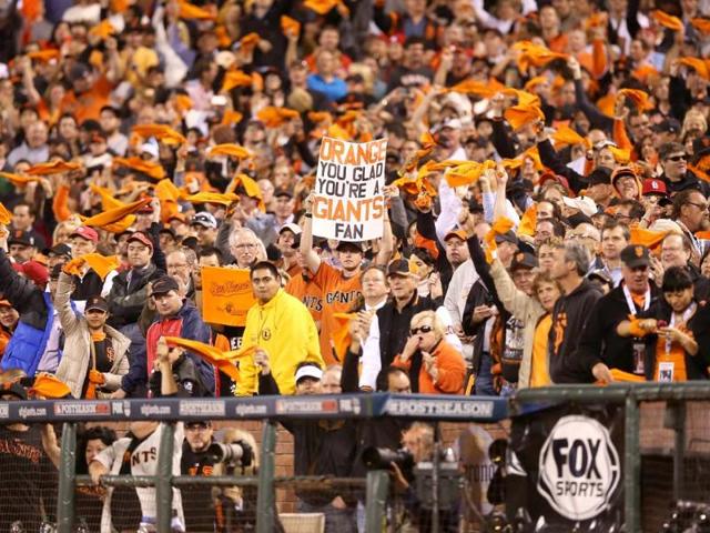San Francisco Giants fans celkebrate their 7 to 1 win over the St. Louis Cardinals in Game Two of the National League Championship Series in San Francisco, California. AFP/Christian Petersen