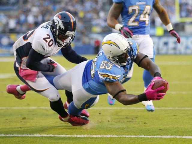 San Diego Chargers tight end Antonio Gates scores a touchdown as Denver Broncos strong safety Mike Adams tries to stop him during NFL football game in San Diego, California. Reuters/Mike Blake