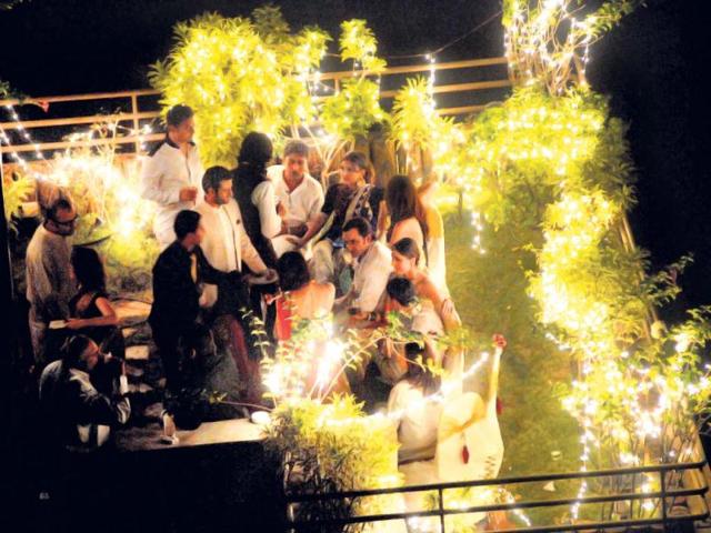 Saif and Kareena in conversation with the guests.