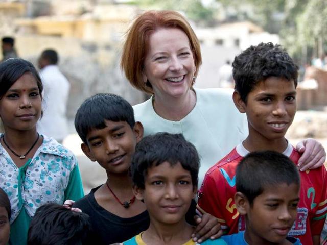 Prime Minister of Australia Julia Gillard (C) poses with children during her visit to Asha Education project site to meet slum students in New Delhi. Australian Prime Minister is on a three day state visit to India. (AFP Photo)