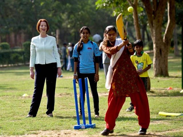 Australian Prime Minister Julia Gillard (L) gestures as she watches Indian girls at a cricket clinic for disadvantaged youth in New Delhi. The Australian Prime Minister is on a three-day state visit to India. (AFP Photo)
