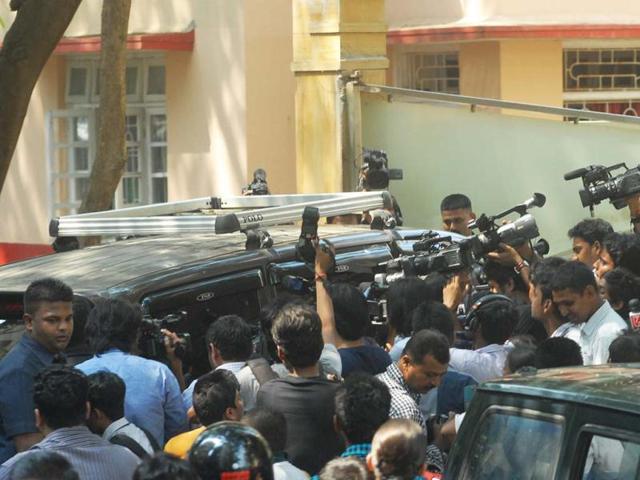 Shutterbugs at Saif's Bandra residence get set to click Saifeena post their court wedding. HT Photo/Prodip Guha