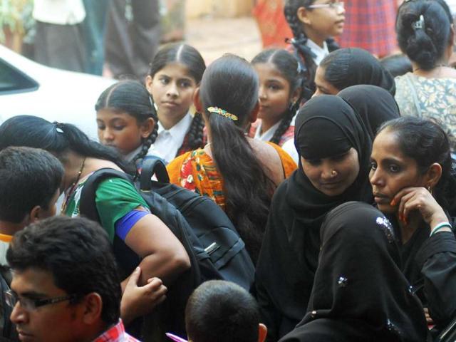 Crowd gathers outside Saif's residence to take a glimpse at the just married couple Saifeena. HT Photo/Prodip Guha