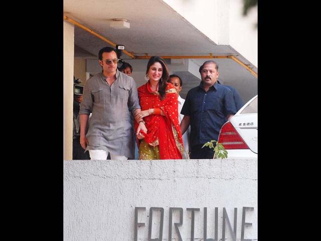 Saif, dressed in a grey kurta and white pajamas, came out with his wife Kareena to greet fans from his balcony. HT Photo/Prodip Guha