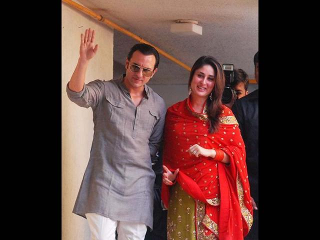 Saif Ali Khan and Kareena Kapoor greet the media after their marriage registration. HT Photo/Prodip Guha