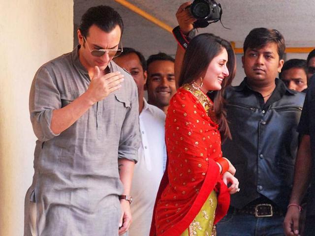 Saif Ali Khan and Kareena Kapoor pose after their marriage registration. HT Photo/Prodip Guha