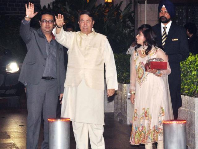 Kareena Kapoor's father Randhir Kapoor is seen waving to the shutterbugs at Taj Mahal hotel, Mumbai. (Photo/Prodip Guha)